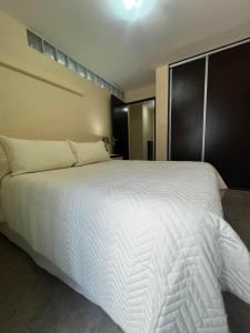 Schlafzimmer mit einem großen weißen Bett in der Unterkunft El Encanto Jujuy 1 in San Salvador de Jujuy