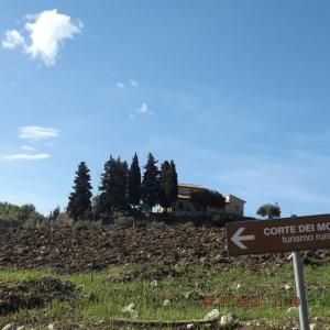 un cartello davanti a un campo con una casa di Corte dei Monaci a Canicattì