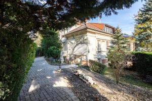 Vonkajšia záhrada v ubytovaní Nestled Romance, Buda's Hilltop Heaven