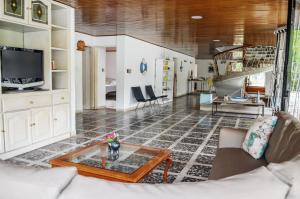 a living room with a couch and a table at Villa Pool & Fun - Un paraíso in Melgar