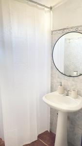 un baño con lavabo y espejo en El Bonito Hostel, en Cabo Polonio 34 fotos más