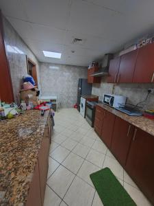 Η κουζίνα ή μικρή κουζίνα στο Private Master Room Marina Beach next to Marriott