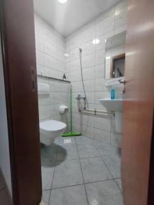 Ένα μπάνιο στο Private Master Room Marina Beach next to Marriott +12 φωτογραφίες