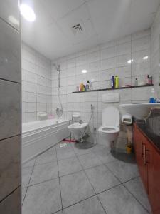 Ένα μπάνιο στο Private Master Room Marina Beach next to Marriott