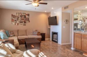 un soggiorno con un divano e una TV di Lakeshore Village Oasis a Lake Havasu City
