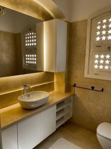 un baño con lavabo e inodoro en Luxury villa west golf, en Hurghada