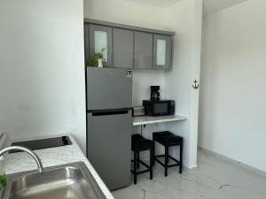 Η κουζίνα ή μικρή κουζίνα στο Beachtown Luxury Villas Apt 204
