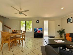 Posezení v ubytování Blue Ocean Villa 6 - Kalbarri, WA