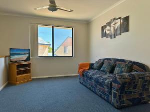 TV a/nebo společenská místnost v ubytování Blue Ocean Villa 6 - Kalbarri, WA