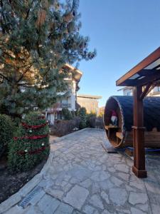 ラズロクにあるAspen Suites Luxury apartment A005の大樽の庭石道