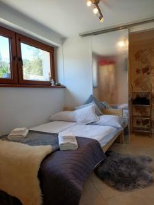 Ένα ή περισσότερα κρεβάτια σε δωμάτιο στο Apartamenty w Długoszówce