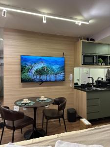 サンパウロにあるStudio 67のキッチン(テーブル、椅子、壁掛けテレビ付)