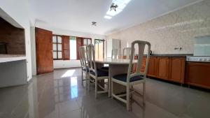 eine Küche mit einem Tisch und Stühlen darin in der Unterkunft Departamento de dos plantas en zona centro San José, Entre Ríos in San José