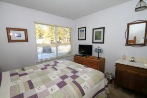 1 dormitorio con cama, lavabo y ventana en Discovery 4 #115, en Mammoth Lakes 10 fotos más