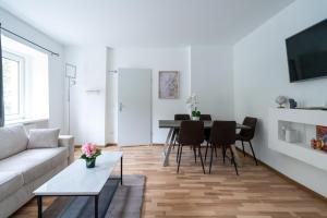 ein Wohnzimmer mit Sofa und Tisch in der Unterkunft COY Apartments Kaltenleutgeben - Nature Meets Style in Kaltenleutgeben