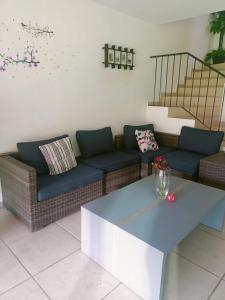 a living room with a couch and a table at Riberas del Chante, casa de descanso in Jocotepec