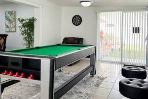 パームベイにあるBlisscapade Pool Movie Theater Games Backyardのビリヤード台のあるリビングルーム