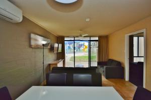 Χώρος καθιστικού στο Riverview Holiday Apartment 108 - Kalbarri WA