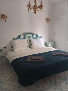 une chambre avec un lit avec deux serviettes dessus dans l'établissement La casa di Rosa (Appartamento con terrazzo panoramico nel Cuore di Sorrento), à Sorrente