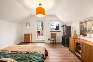 a bedroom with a bed and a tv in a room at Press4Living Cottage near Vienna in Ebenthal