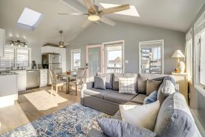 Χώρος καθιστικού στο Renovated Ocean City Retreat - Walk to Beach!