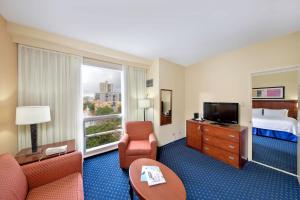 TV a/nebo společenská místnost v ubytování Courtyard by Marriott San Juan Miramar