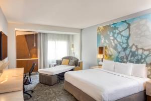 Postel nebo postele na pokoji v ubytování Courtyard by Marriott Queretaro + 21 fotografií