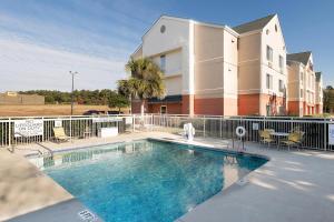 una piscina frente a un edificio en Fairfield Inn Orangeburg, en Orangeburg