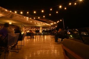 un gruppo di persone seduti sotto una tenda con luci di Hyatt Centric Playa del Carmen - Downtown House & Beach House a Playa del Carmen Altre 134 foto