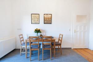 a dining room with a wooden table and chairs at charming living - Parking - MA - PFALZ - A61 in Ludwigshafen am Rhein