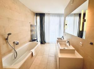 Koupelna v ubytování Schooren des Alpes Luxury Penthouses & Apartments with SPA & Pools close Ischgl
