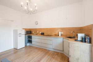 a kitchen with white cabinets and a white refrigerator at charming living - Parking - MA - PFALZ - A61 in Ludwigshafen am Rhein