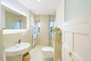 a bathroom with a sink and a toilet at charming living - Parking - MA - PFALZ - A61 in Ludwigshafen am Rhein