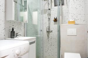 普里什蒂纳Central Studio Apartment的浴室配有淋浴和洗手池