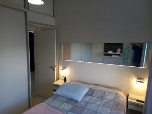 Una cama o camas en una habitación de Sobrado pertinho da praia