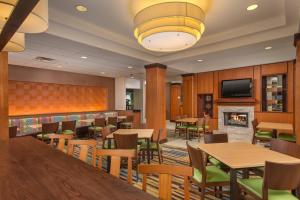 Μια τηλεόραση ή/και κέντρο ψυχαγωγίας στο Fairfield Inn and Suites Cleveland