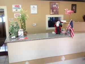 a counter in a waiting room with an american flag at Flamingo Inn in Elk City