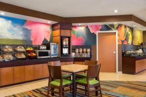 Příslušenství pro přípravu čaje a kávy v ubytování Fairfield Inn & Suites Amarillo West/Medical Center