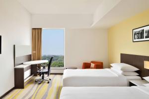 Postel nebo postele na pokoji v ubytování Fairfield by Marriott Ahmedabad