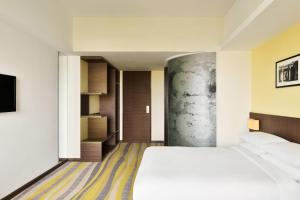 Postel nebo postele na pokoji v ubytování Fairfield by Marriott Ahmedabad