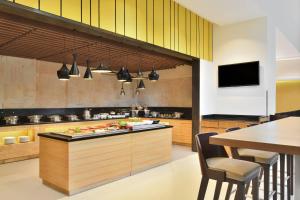 Kuchyň nebo kuchyňský kout v ubytování Fairfield by Marriott Ahmedabad