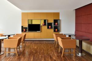 TV a/nebo společenská místnost v ubytování Fairfield by Marriott Ahmedabad