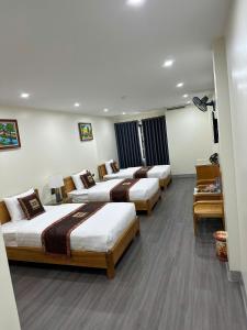 Ένα ή περισσότερα κρεβάτια σε δωμάτιο στο HOA CƯƠNG HOTEL 2 (HÀ GIANG)