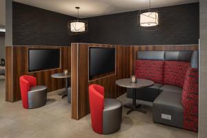 Televisyen dan/atau pusat hiburan di Courtyard by Marriott Pullman