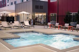 Kolam renang di atau dekat dengan Courtyard by Marriott Pullman