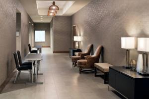 Ruang duduk di Courtyard by Marriott Pullman