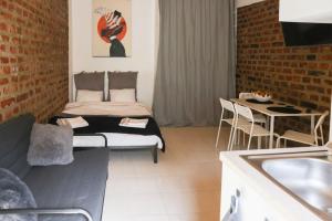 布加勒斯特AMOS HOMES accommodation的一间有床和厨房的小房间