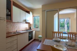 Kuchyň nebo kuchyňský kout v ubytování Apartments by the sea Ljubac, Zadar - 14593