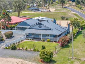 an aerial view of a house with a yard at Settlers Cottage and Settle Inn in Broadwater