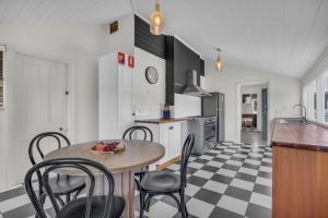 a kitchen and dining room with a table and chairs at Settlers Cottage and Settle Inn in Broadwater